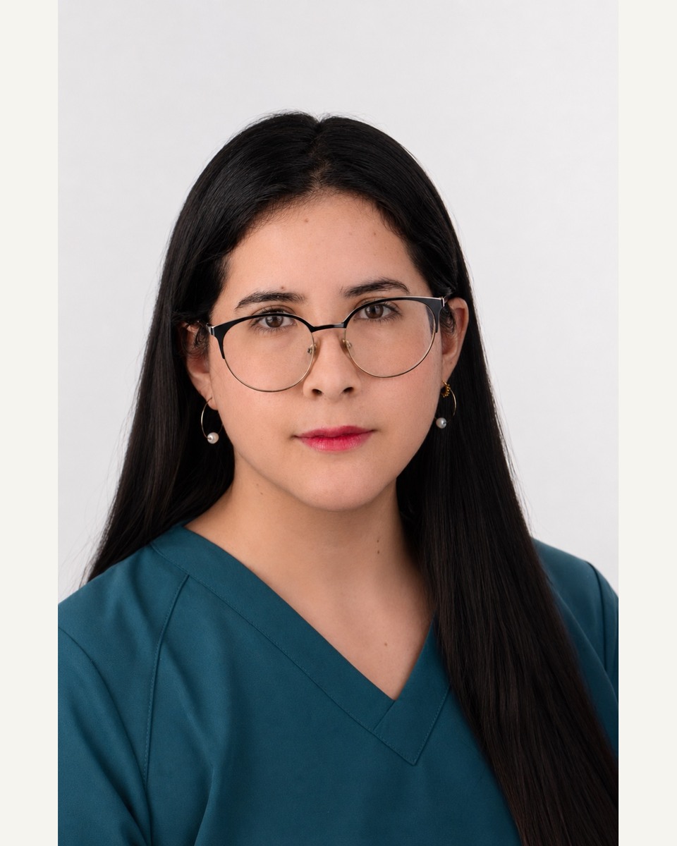 Dra. Camila Hernández Véliz, cirujano dentista y especialista en imagenología oral y maxilofacial de Clínica Velke