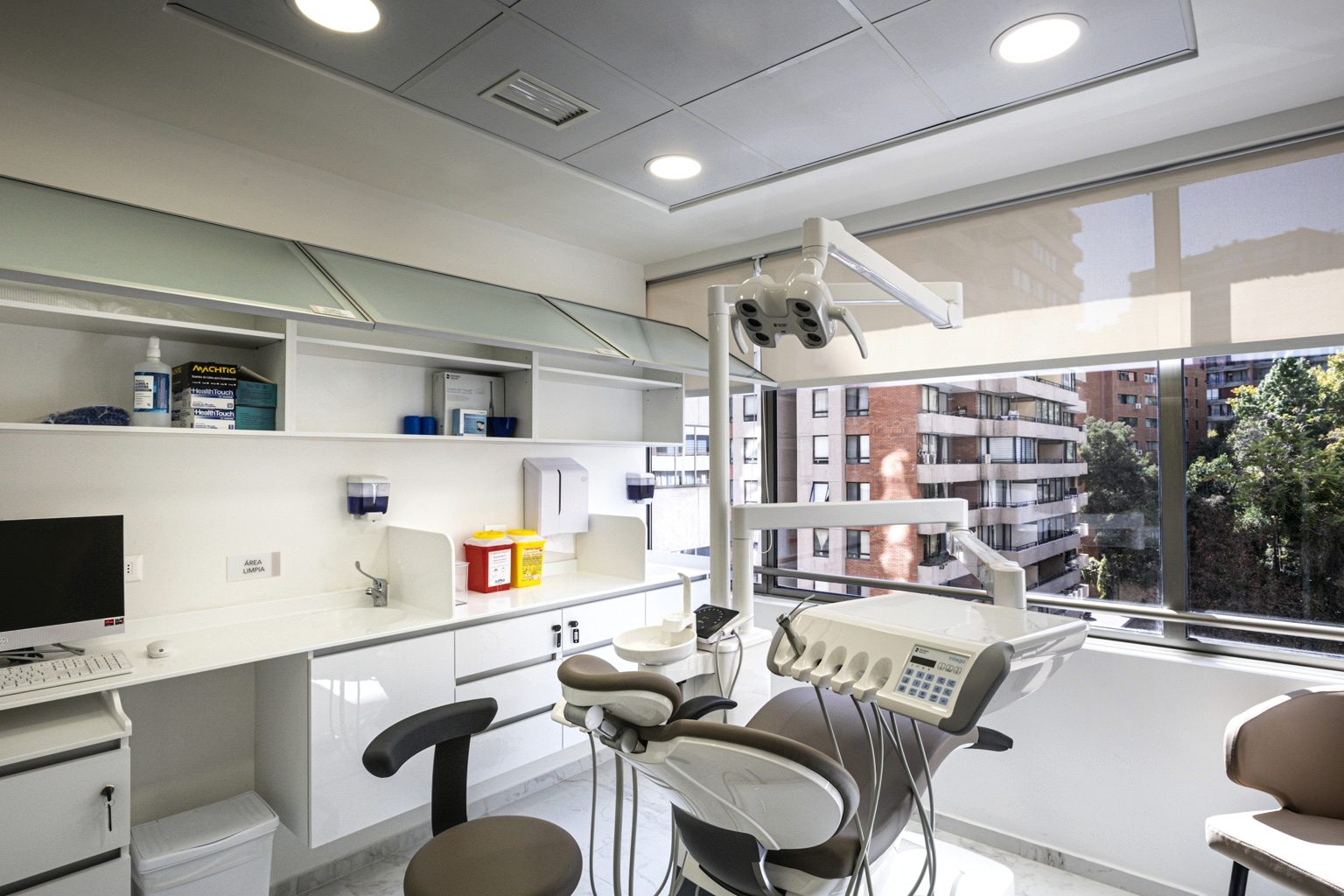 Box dental con luz natural en Clínica Velke Vitacura