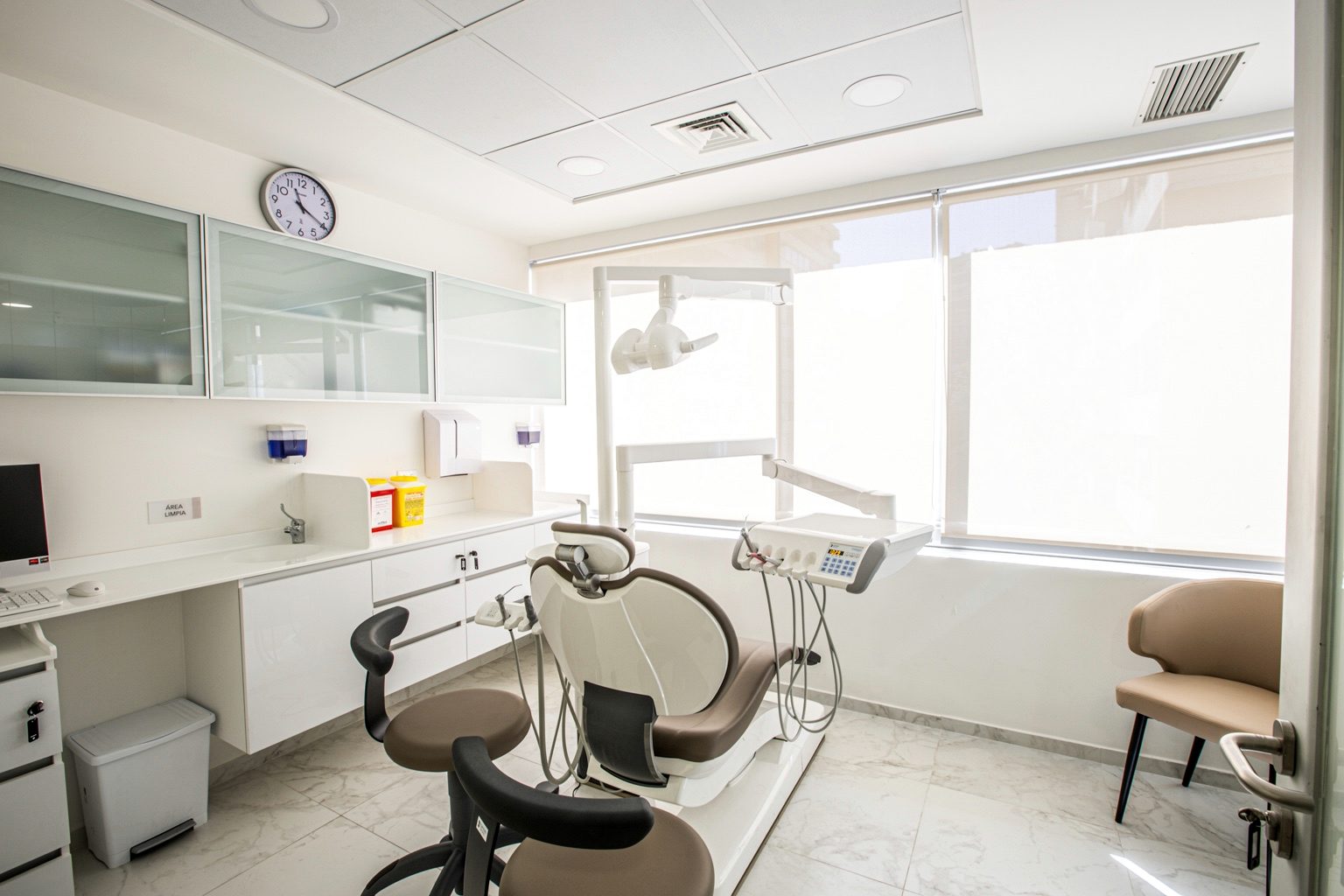 Box de atención dental boutique con tecnología de precisión en Santiago