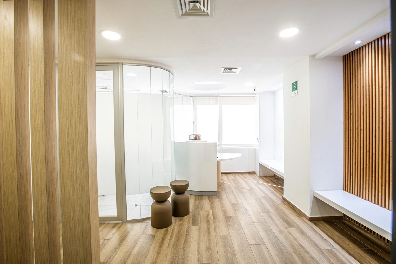 Pasillo clínico con box privados en Clínica Velke