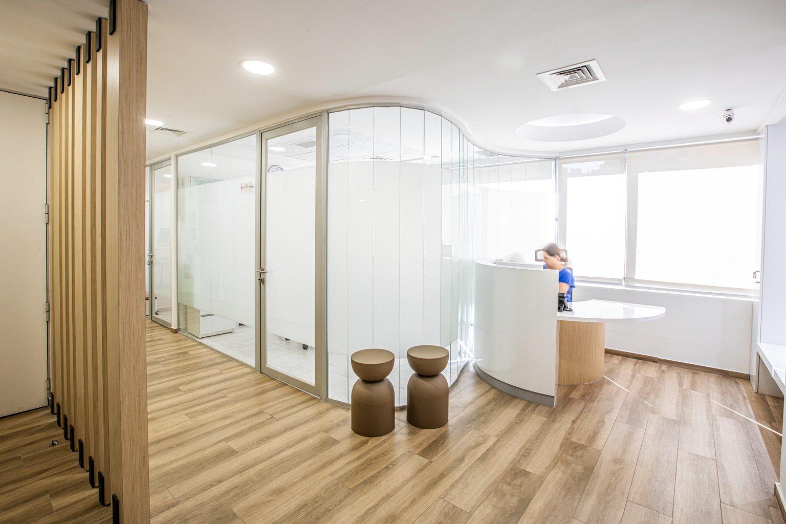 Recepción luminosa de Clínica Dental Velke en Vitacura