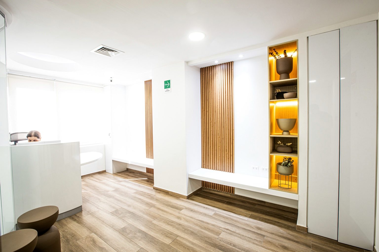 Sala de espera cálida de Clínica Velke en Las Condes