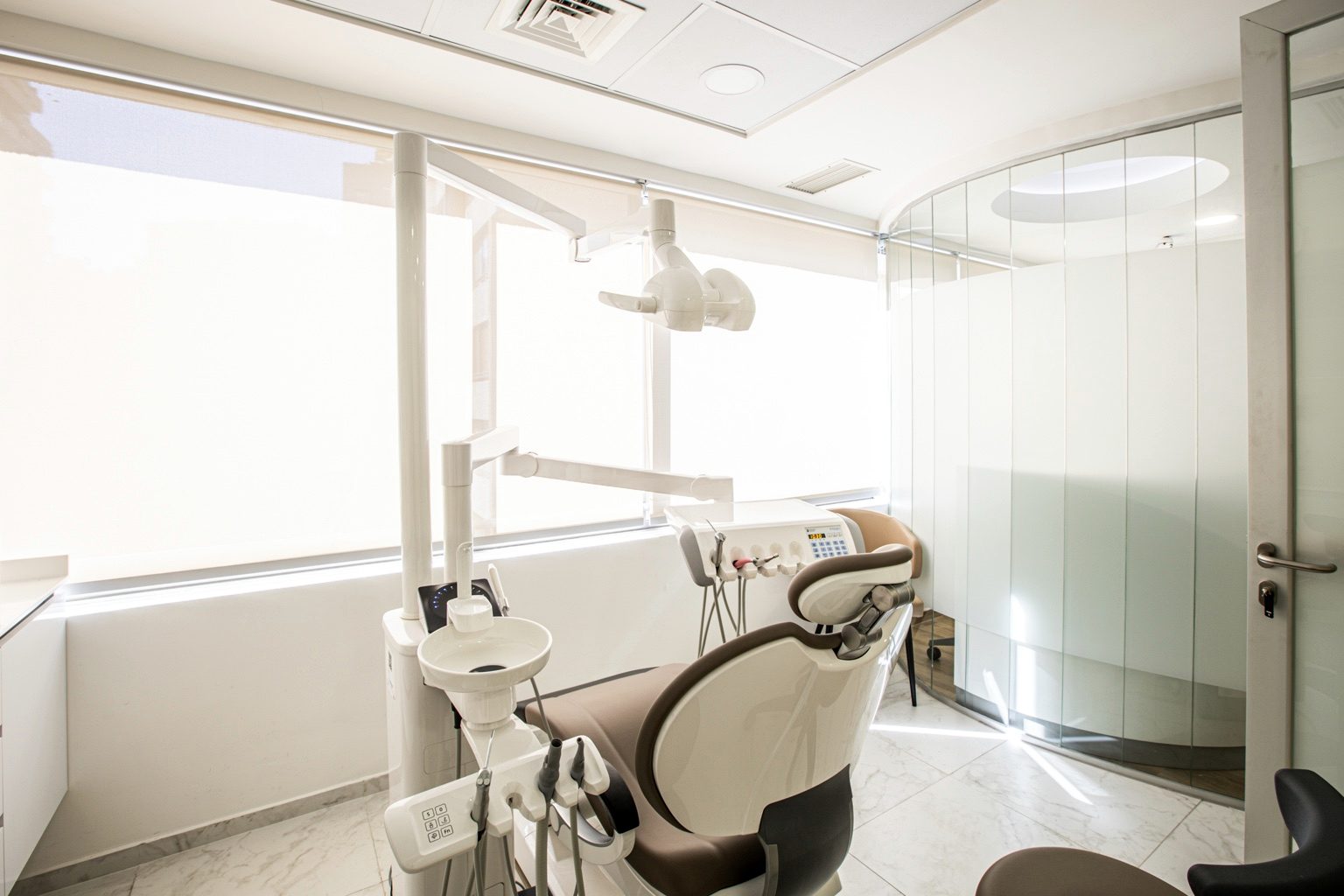 Equipamiento dental para diagnóstico y tratamiento odontológico en Clínica Velke